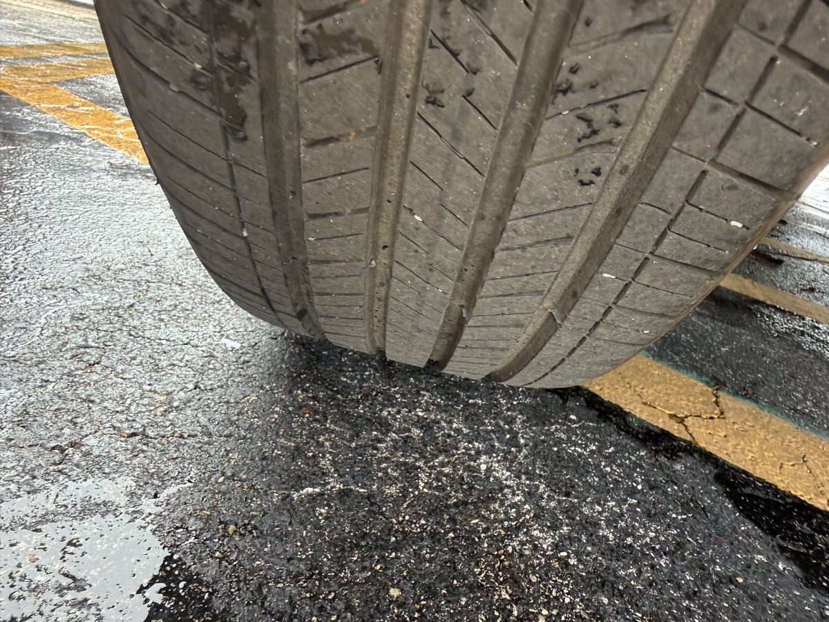 Tire wear / damage · Left rear tire, Right rear tire 1